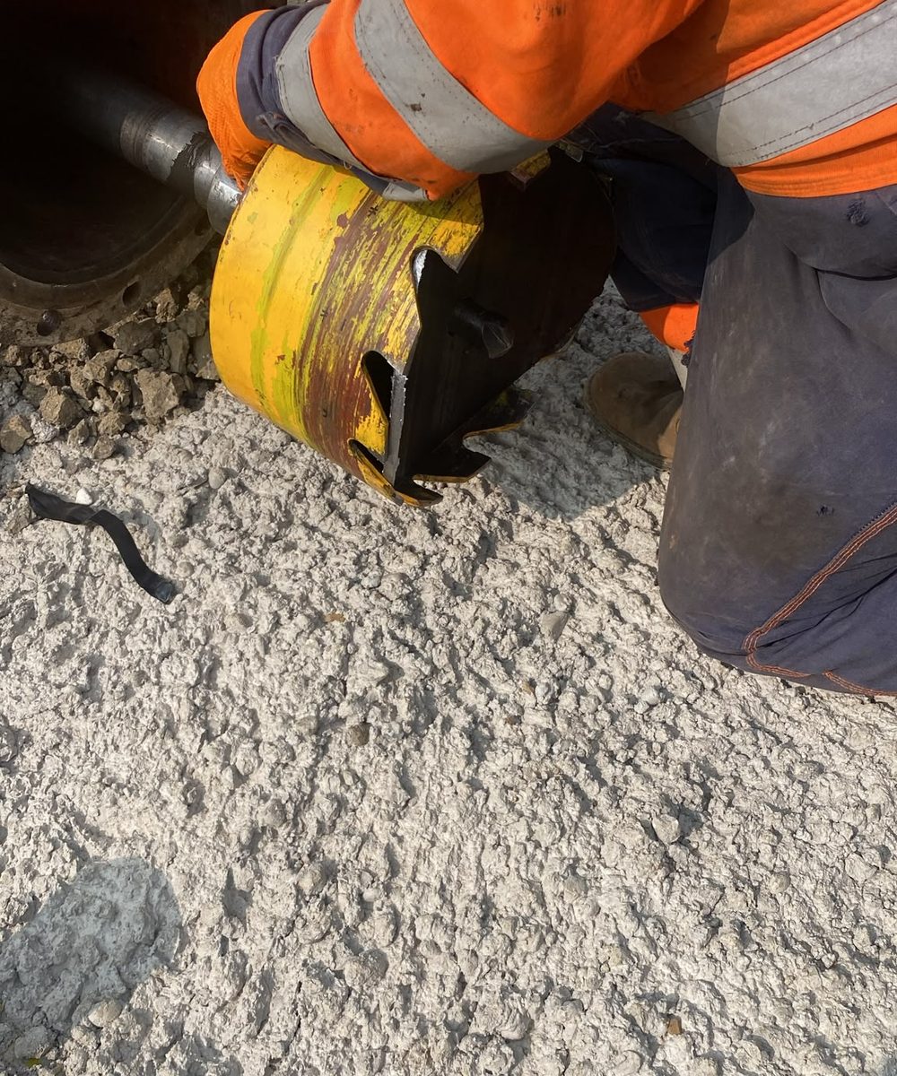 Under-pressure drilling machine mounted on a live gas main